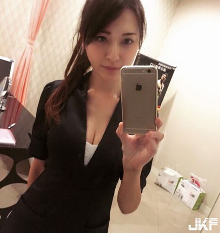 医美诊所正妹护理师_飞飞_上班时小露酥胸自拍自觉样子好颓废