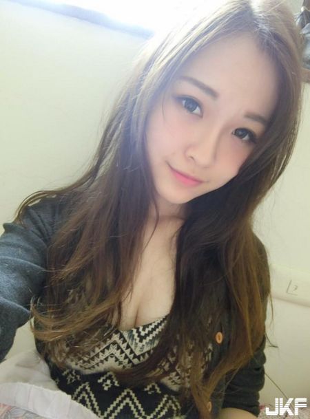医美诊所正妹护理师_飞飞_上班时小露酥胸自拍自觉样子好颓废