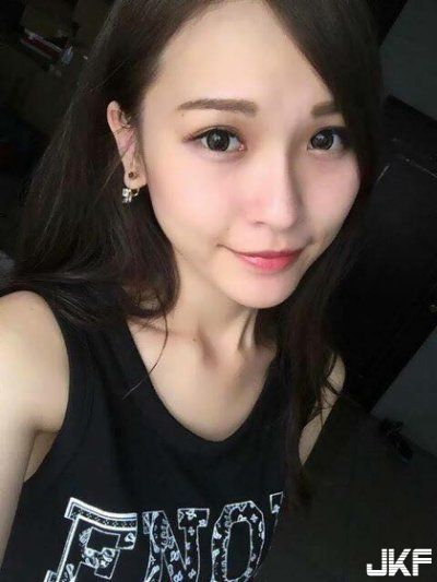 医美诊所正妹护理师_飞飞_上班时小露酥胸自拍自觉样子好颓废