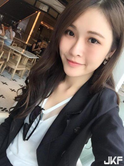 医美诊所正妹护理师_飞飞_上班时小露酥胸自拍自觉样子好颓废