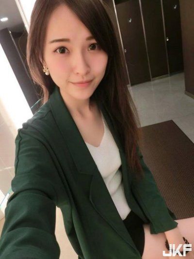 医美诊所正妹护理师_飞飞_上班时小露酥胸自拍自觉样子好颓废