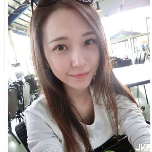 医美诊所正妹护理师_飞飞_上班时小露酥胸自拍自觉样子好颓废