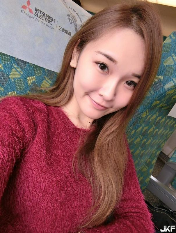 医美诊所正妹护理师_飞飞_上班时小露酥胸自拍自觉样子好颓废