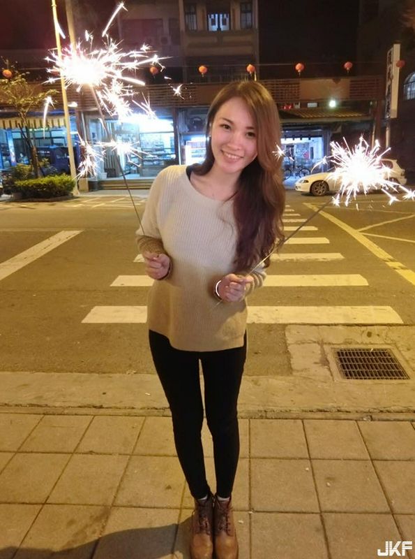 医美诊所正妹护理师_飞飞_上班时小露酥胸自拍自觉样子好颓废