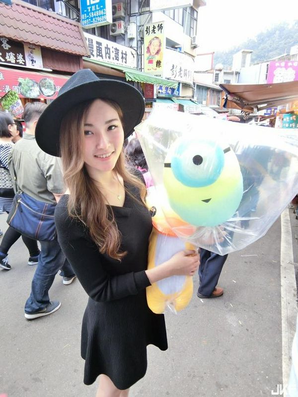 医美诊所正妹护理师_飞飞_上班时小露酥胸自拍自觉样子好颓废