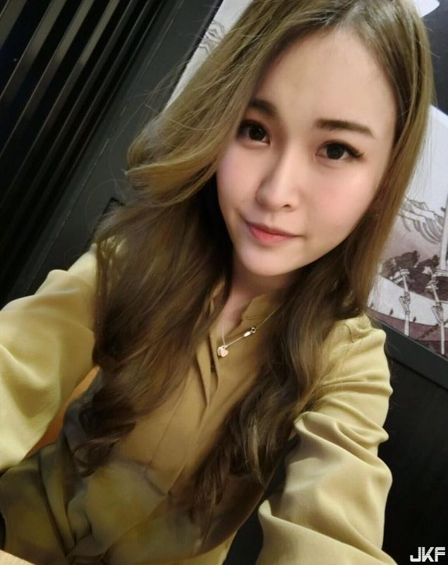 医美诊所正妹护理师_飞飞_上班时小露酥胸自拍自觉样子好颓废