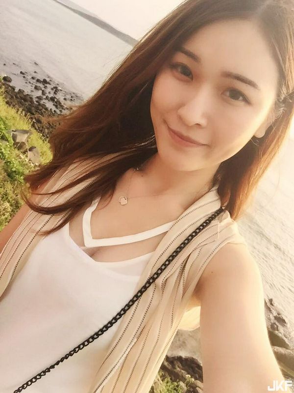 医美诊所正妹护理师_飞飞_上班时小露酥胸自拍自觉样子好颓废