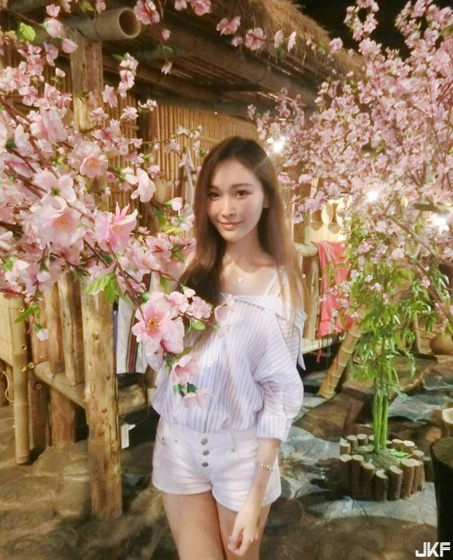 医美诊所正妹护理师_飞飞_上班时小露酥胸自拍自觉样子好颓废