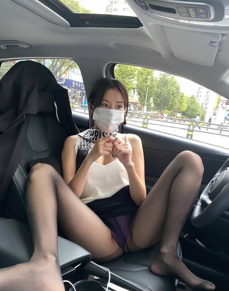 [M腿]花径不曾缘客扫，蓬门今始为君开