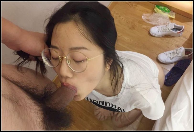 眼镜妹菲菲真人与AI对比
