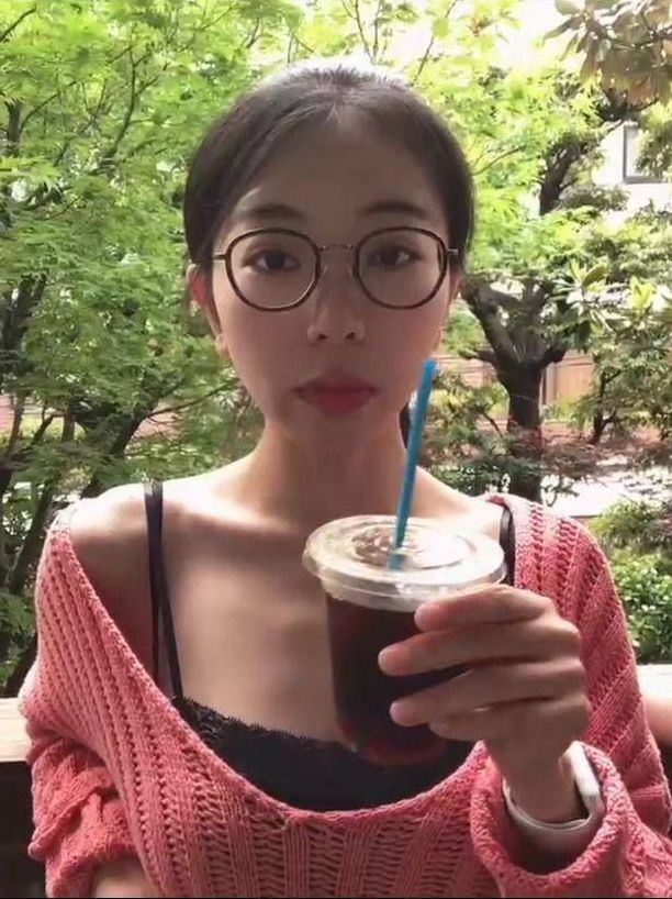 眼镜妹菲菲真人与AI对比