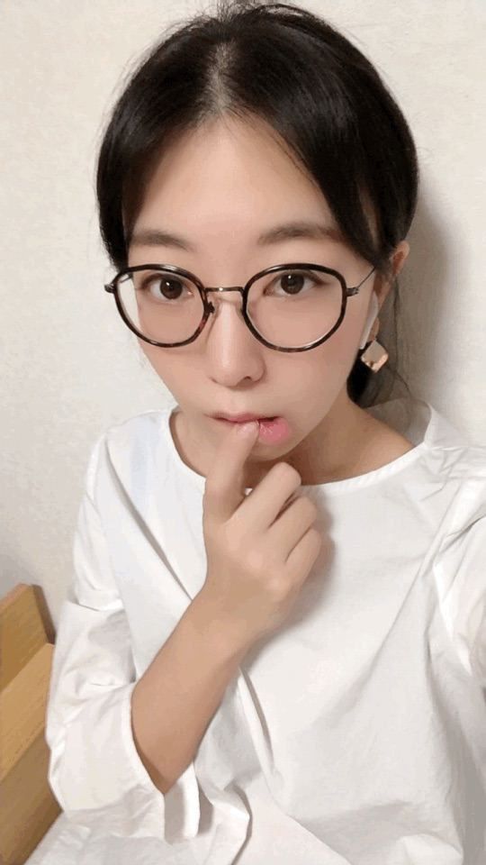 眼镜妹菲菲真人与AI对比