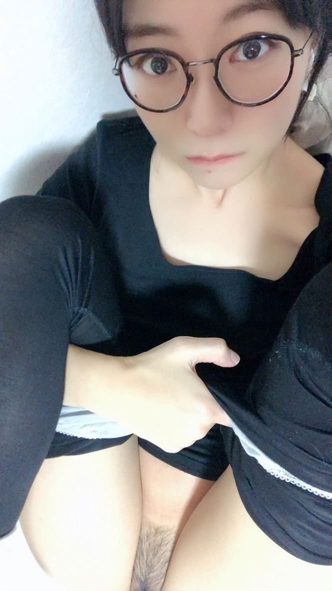 眼镜妹菲菲真人与AI对比