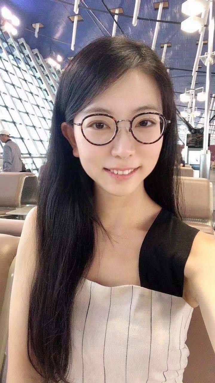 眼镜妹菲菲真人与AI对比