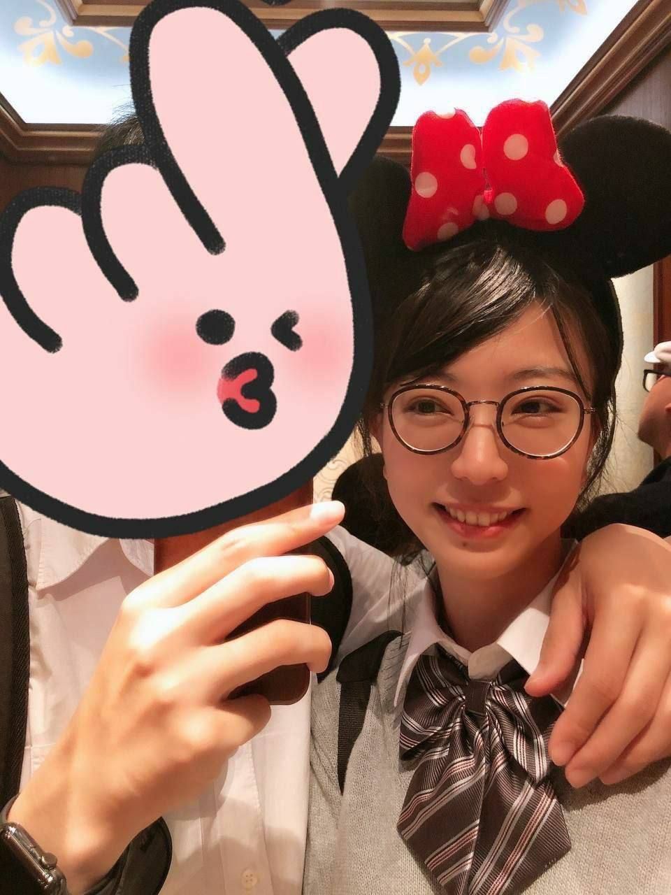 眼镜妹菲菲真人与AI对比