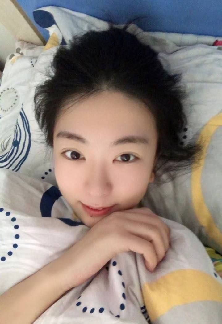 眼镜妹菲菲真人与AI对比