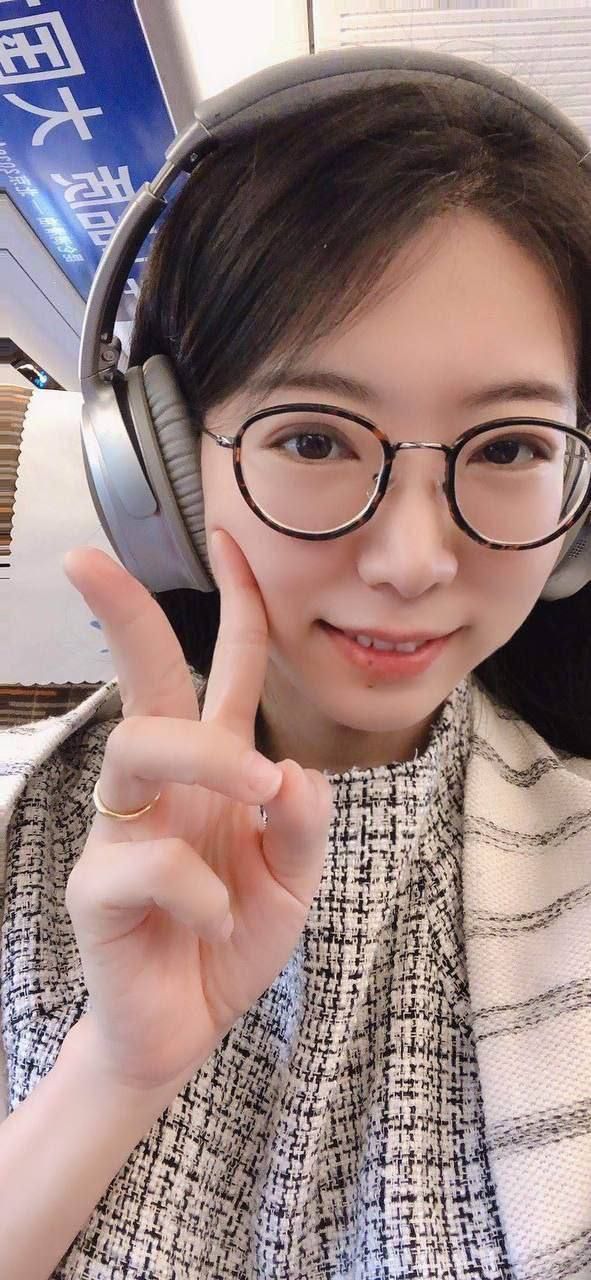 眼镜妹菲菲真人与AI对比