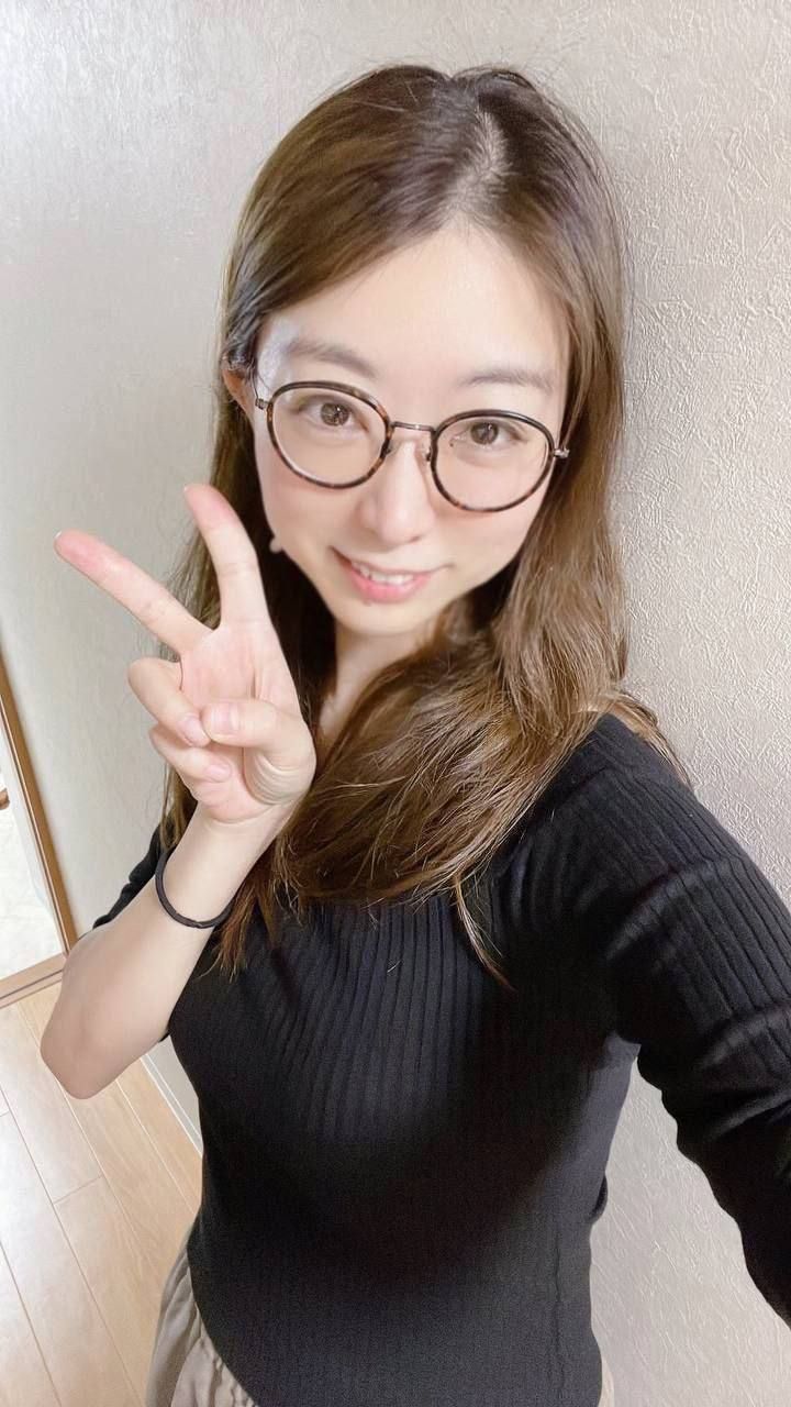 眼镜妹菲菲真人与AI对比