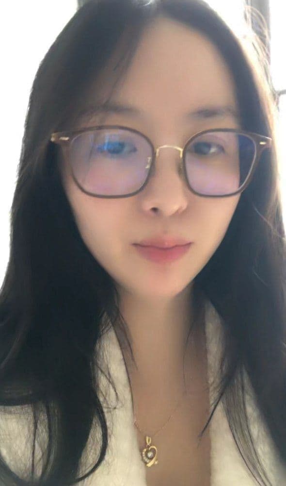 不怕反差婊有文化，就怕反差婊戴眼镜