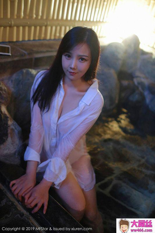 徐微微的白衬衫浴池打湿凹凸别致