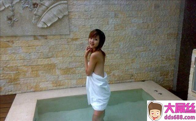 带女友去温泉，脱光光自拍自high