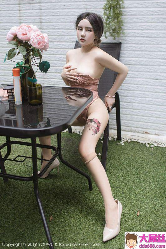 大腿上有纹身的极品爆乳混血靓妹