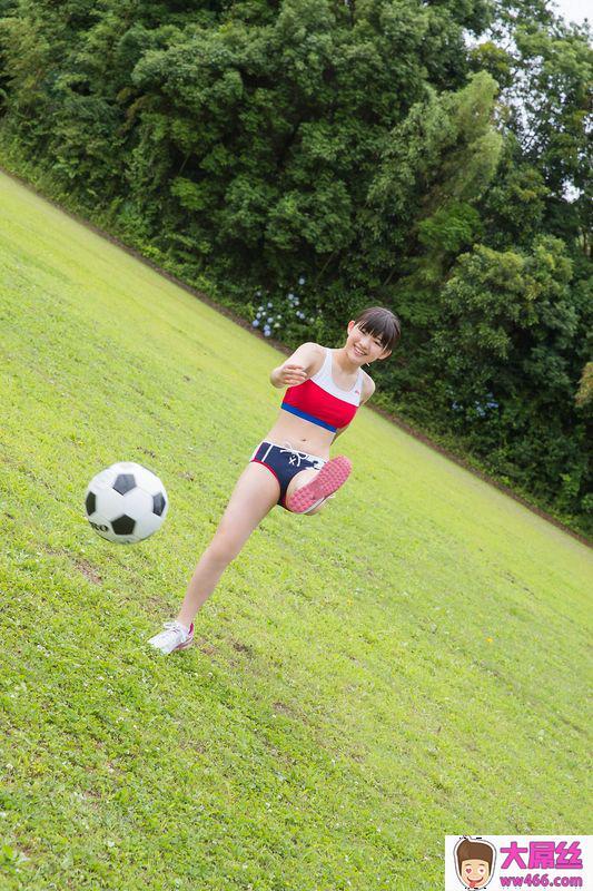 运动足球少女香肩美腿户外诱惑沢村りさ