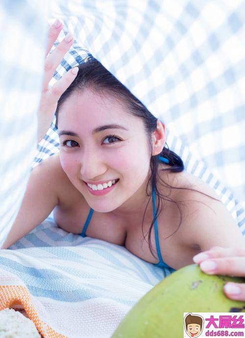 纱绫ビーチでブラの纽が外れちゃったグラビア画像