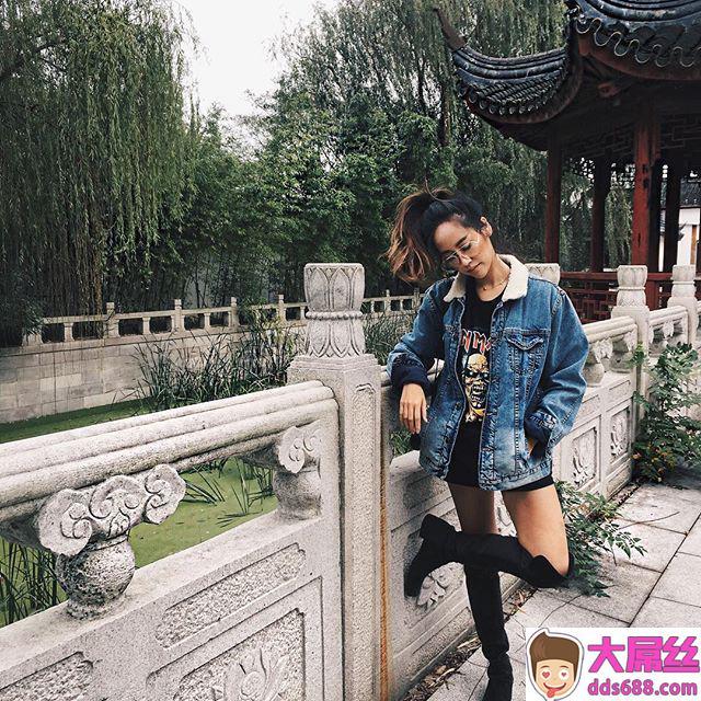晒黑还是那么美！完美的身材比例让举手投足都迷人