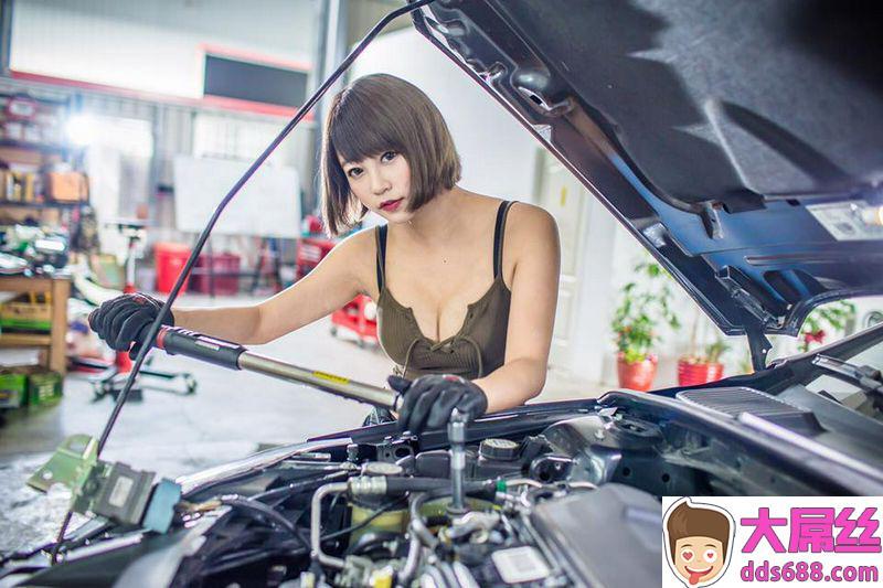 DoreenIin性感汽车修理工写真