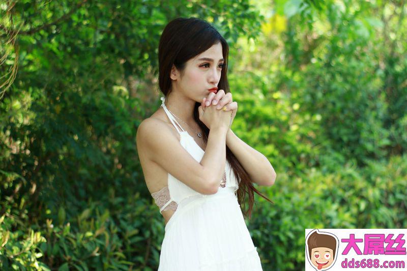 美腿番外篇系列长腿美模GoGo白色小礼服高跟美腿外拍