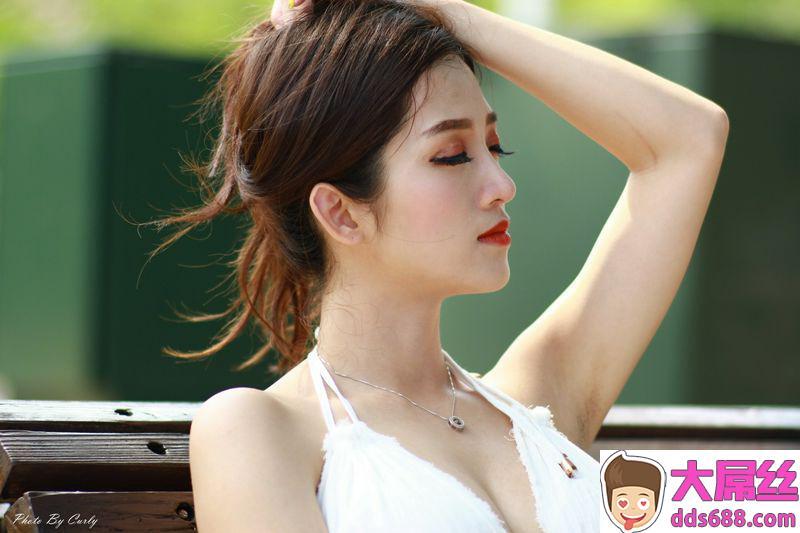 美腿番外篇系列长腿美模GoGo白色小礼服高跟美腿外拍