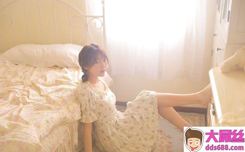 印花裙美女性感撩人私房写真图片