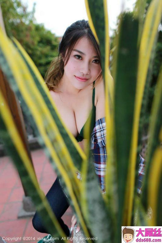 高颜值女神许诺性感内衣露出浑圆美乳_0