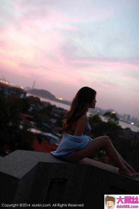 高颜值女神许诺性感内衣露出浑圆美乳_0