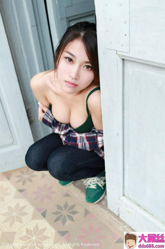 高颜值女神许诺性感内衣露出浑圆美乳_0