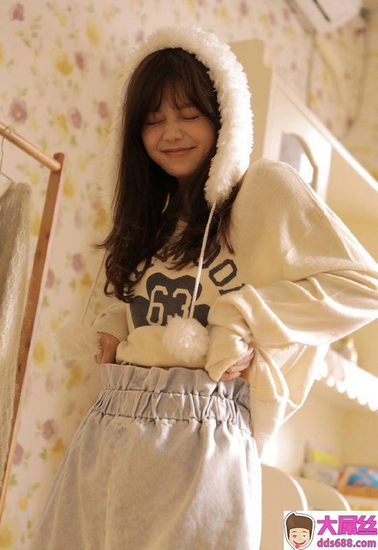治愈系美女长发美腿性感写真图片