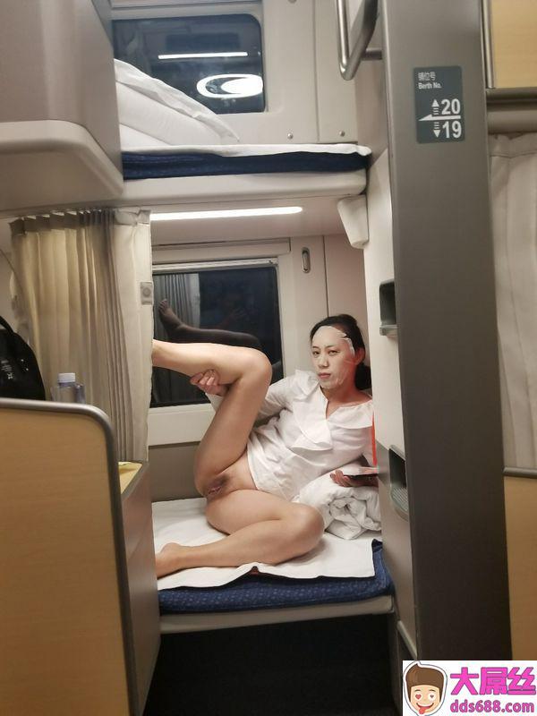 露脸人妻调教动车卧铺大胆露出