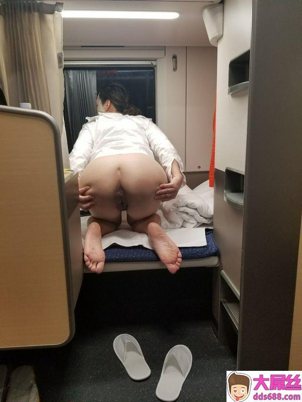 露脸人妻调教动车卧铺大胆露出