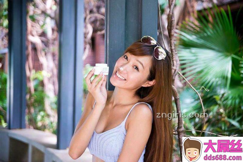 LuxyGirls惹火舞者Kimberly泡泡沙滩比基尼大秀阳光美背