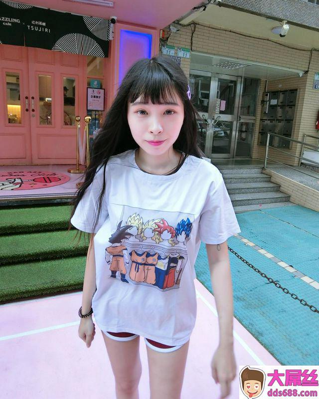 甜美系女孩乳量惊人泳装照逼人喷鼻血yeye0906