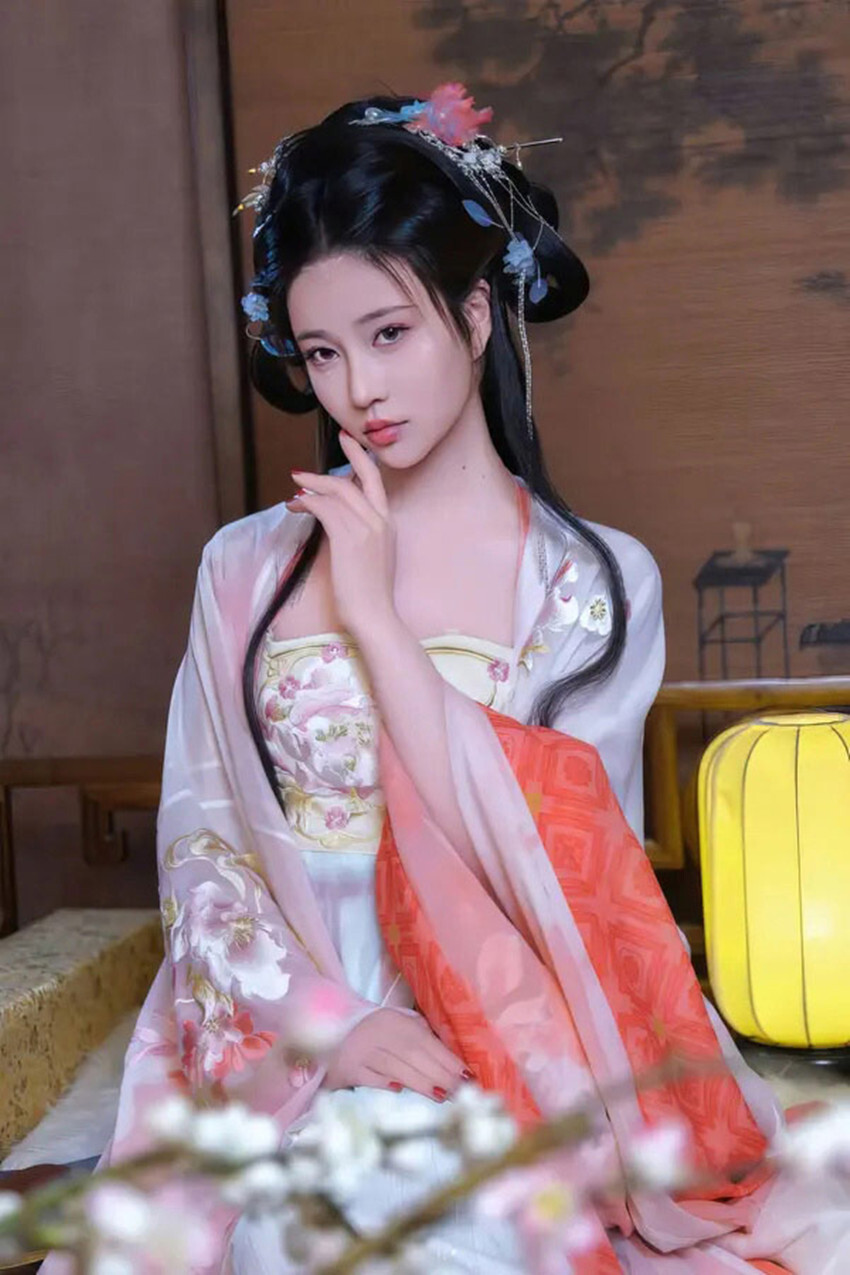 云满衣裳月满身，一笑百媚生，六宫粉黛过流尘[35P]
