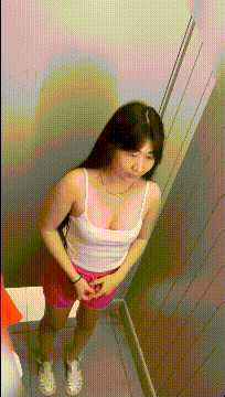 漂亮大奶少妇 骚货在商场试衣间光屁屁竟然开始了时装表演 身材不错