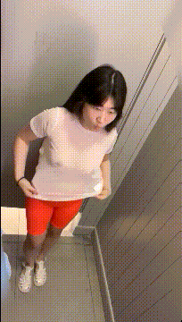 漂亮大奶少妇 骚货在商场试衣间光屁屁竟然开始了时装表演 身材不错
