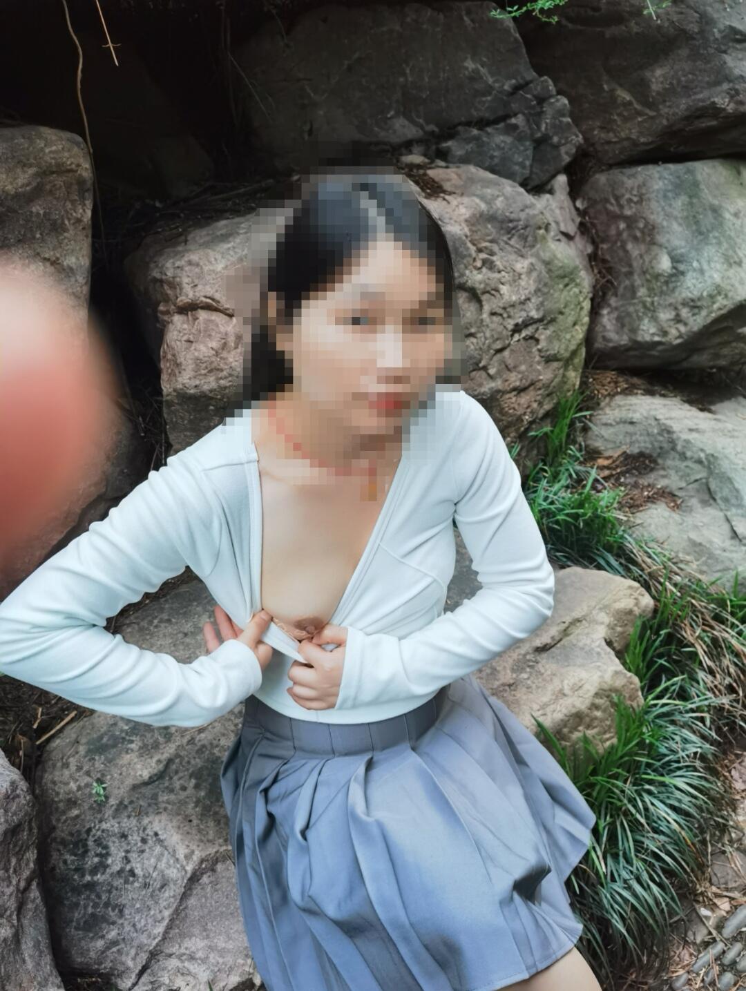 小骚货公园户外漏奶