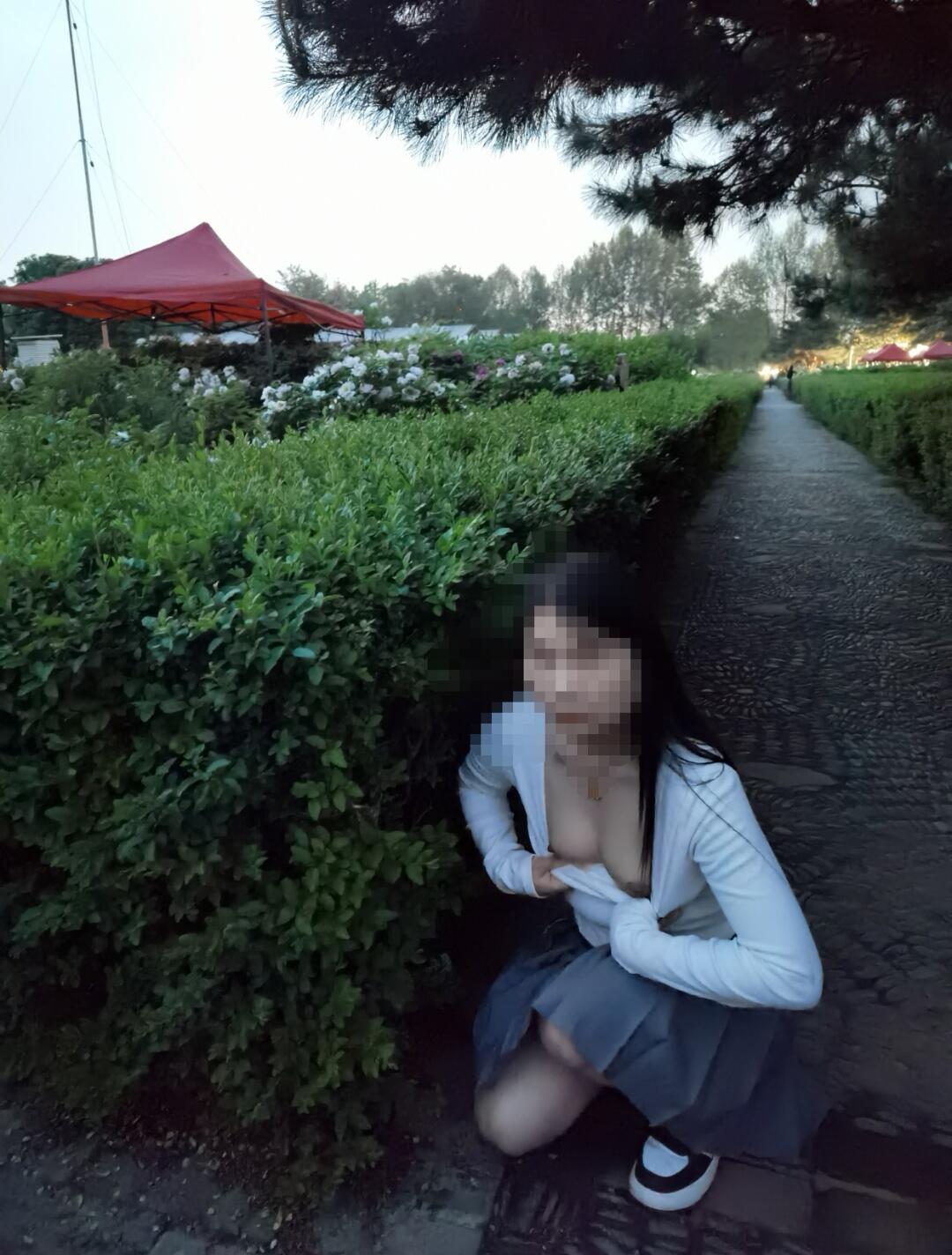 小骚货公园户外漏奶