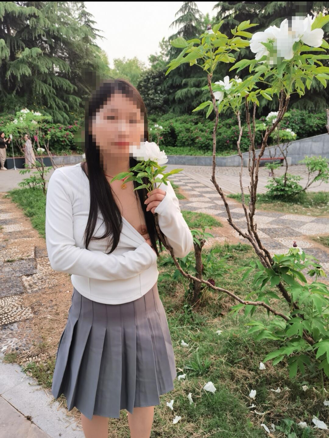 小骚货公园户外漏奶