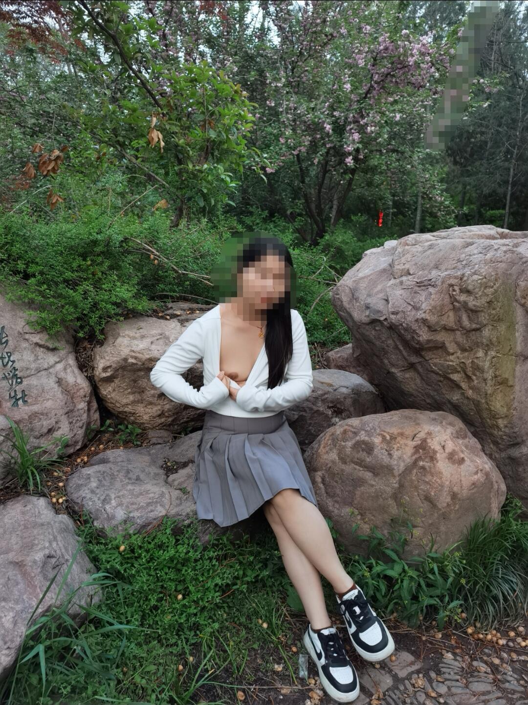 小骚货公园户外漏奶