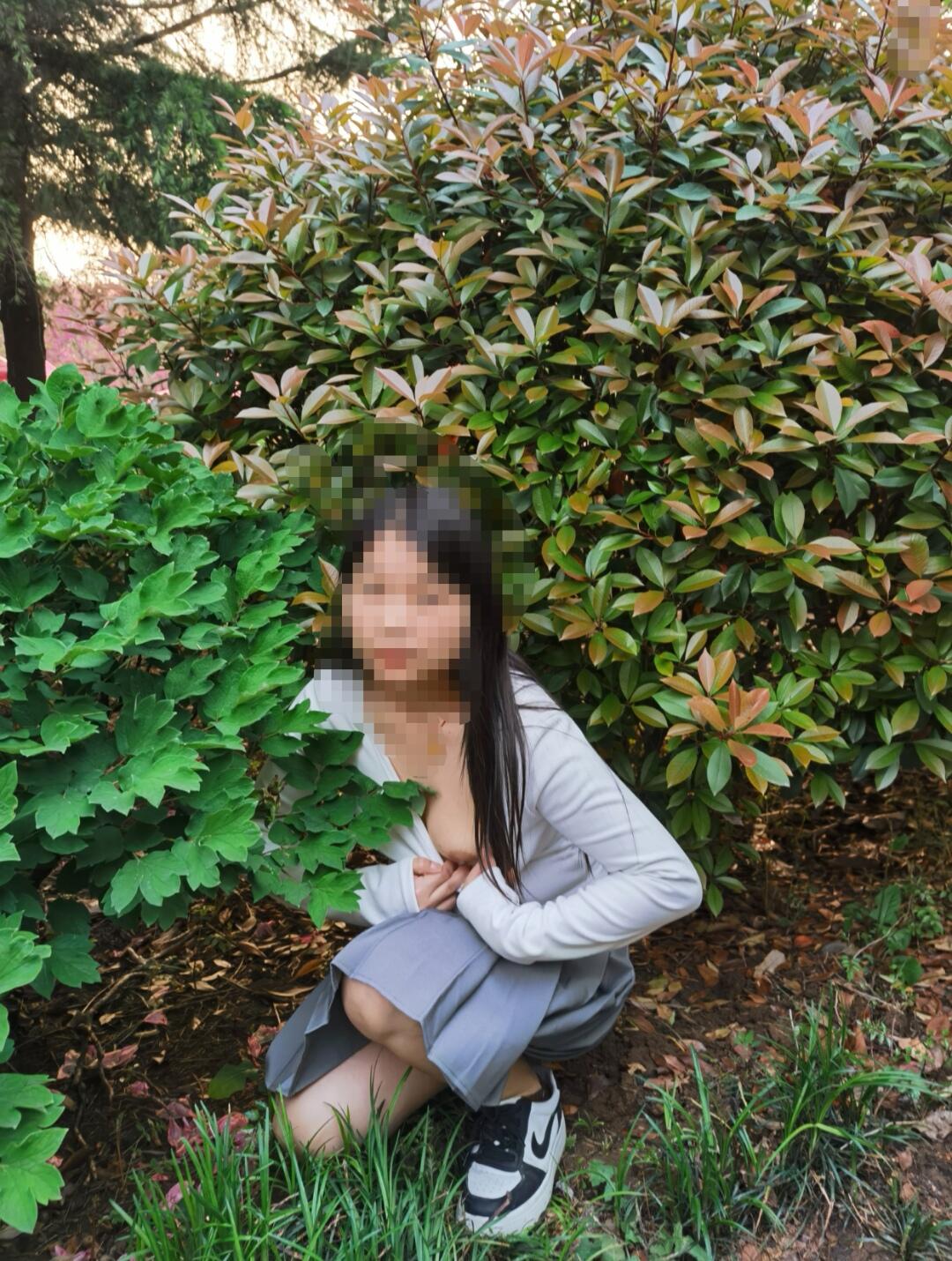 小骚货公园户外漏奶