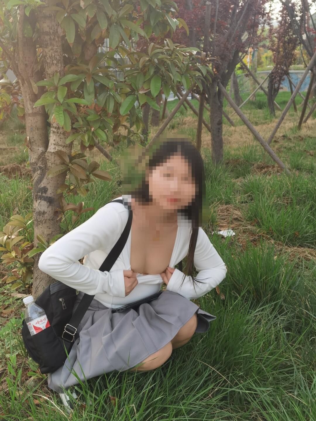 小骚货公园户外漏奶